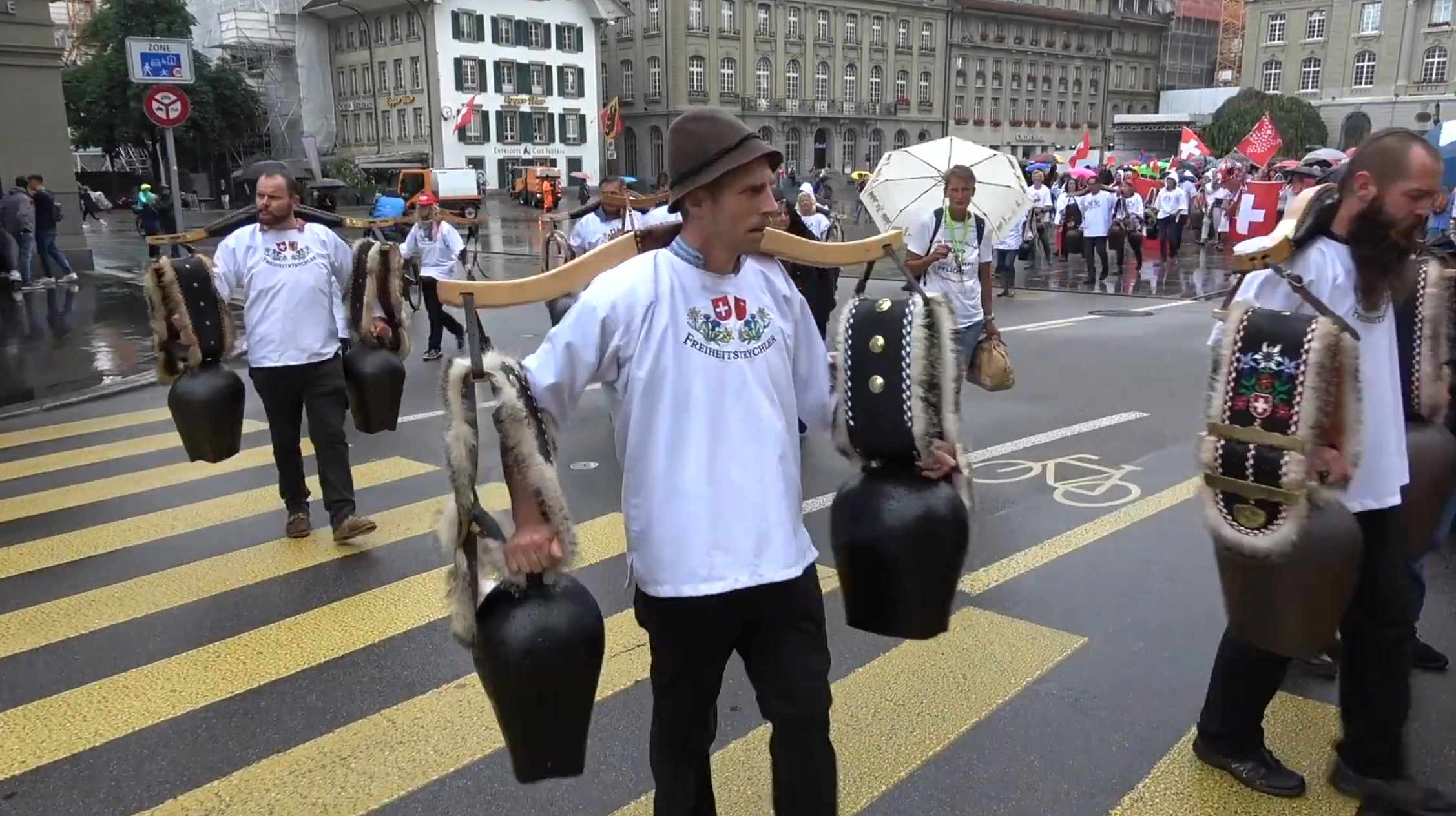 Ueli Maurer al suono dei campanacci
