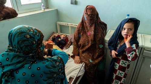 Gli afghani prigionieri di fame e povertà