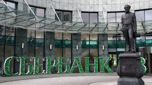 Le sanzioni azzerano gli utili di Sberbank: cosa sta succedendo alla principale banca russa