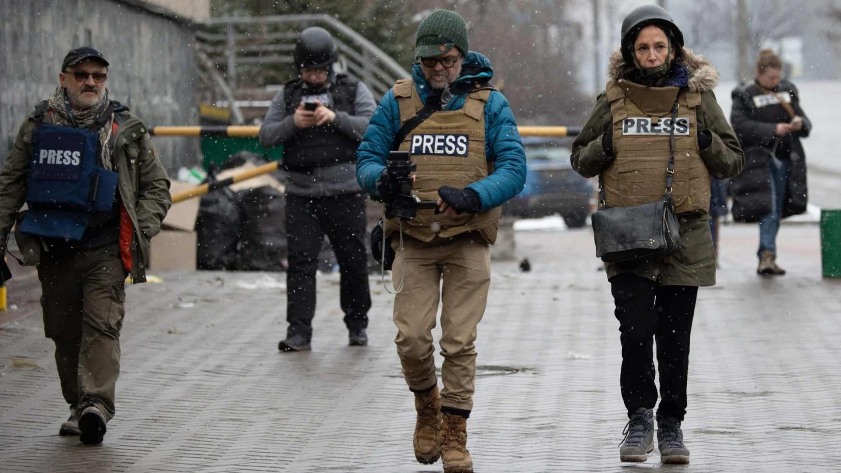 Gli invisibili del giornalismo dal fronte di guerra: le condizioni dei fixer in Ucraina