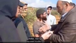 L’assedio dei coloni: in Cisgiordania gli uliveti palestinesi sono circondati dai soldati, vietato raccogliere le olive