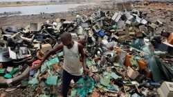 I rifiuti elettronici illegali li mandiamo in Africa. Che ci importa dei loro polmoni?
