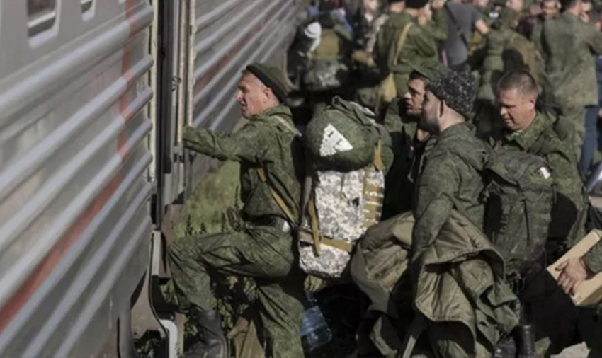 Sul treno con i soldati russi: “Stiamo uccidendo i nostri fratelli”