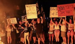 La piazza di Tel Aviv chiede nuove elezioni. Grossman dal palco: “Dipende tutto da noi”