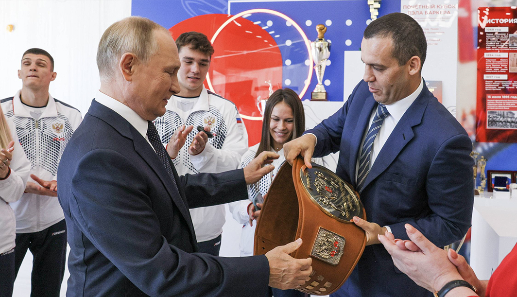 Le mani di Putin sulla federazione boxe salvata con i soldi di Kremlev, l’oligarca pregiudicato