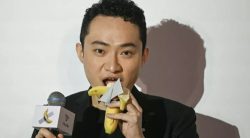 Justin Sun mangia la banana di Cattelan come annunciato e ne promette altre 100mila
