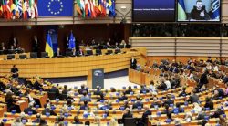 Quell’arte del rinvio che piega l’Occidente
