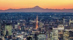 Tokyo studia la settimana di quattro giorni lavorativi per favorire la natalità
