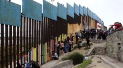 Trump lancia la “grande deportazione” dei migranti: subito una settimana di caccia straordinaria agli illegali, il via martedì