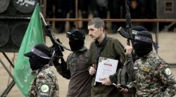 Basta show di Hamas con gli ostaggi ma non è l’Olocausto