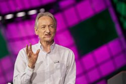 IA, il Nobel Hinton: “Senza vincoli è un’arma terribile. Washington-Big tech alleanza pericolosa”