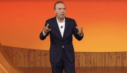 Lo show di Benigni sulla Rai: “Ue, che invenzione”. E celebra gli “eroi di Ventotene”