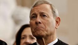Il capo della Corte Suprema contro la richiesta di Trump: “No all’impeachment per i giudici”