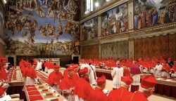 Perché il Conclave ci tocca nel profondo in una società in cui siamo solo spettatori