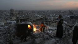 Una fiamma in mezzo alle rovine: la vita che resiste sotto le bombe