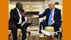 “Il Sudafrica smetta di uccidere i bianchi”: perché Trump il suprematista ha attaccato Ramaphosa