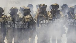 California, lo Stato ribelle. Il leader liberal Newsom: “Faccio causa alla Casa Bianca. Trump sta inviando altri 2000 uomini”