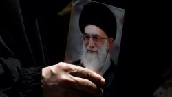 Khamenei dal bunker indica tre successori: tutti religiosi, tra loro non c’è il figlio