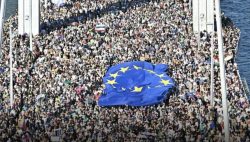Budapest, 200mila al Pride vietato da Orban. Schlein: “Ue divisa, Italia stia dalla parte giusta”