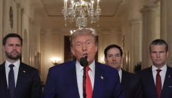 Trump parla dalla East Room: «Decisi anni fa di fermare il terrorismo iraniano»