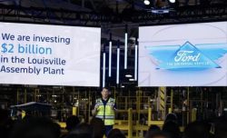 Ford lancia l’auto elettrica universale per battere la Cina: “Come una Model T”