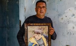 Un giorno a casa di Abed Salama: “Imprigionati nella nostra città, Israele chiuderà il cancello”