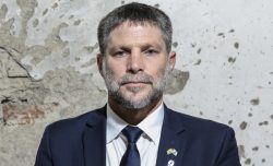 Erode Smotrich e il bisogno di restare umani