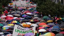 Lutto, indignazione e resistenza sotto gli ombrelli