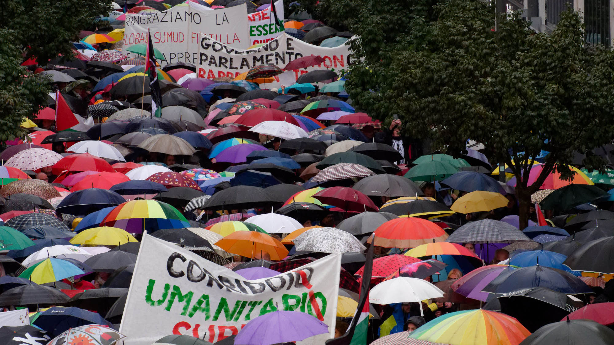 Lutto, indignazione e resistenza sotto gli ombrelli