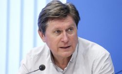Il politologo: “È fallito il negoziato. Trump è compiacente. Non può piegare Putin”