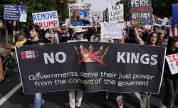 No Kings, l’esperimento americano è in bilico su un baratro