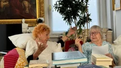 Un pomeriggio sul divano con Aspesi e Vanoni: “E il tuo funerale come lo vorresti?”