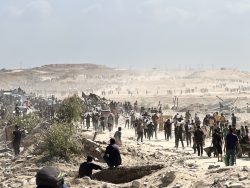 A Gaza i corpi dei palestinesi spianati dai bulldozer
