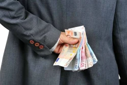 Evasione fiscale da 100 miliardi ma l’Italia “premia” chi fa il furbo