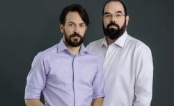 Fermare l’IA “prima che sia troppo tardi”