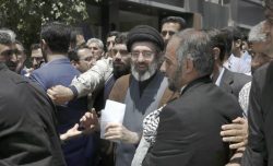 Khamenei succede a Khamenei, la Guida suprema si è fatta dinastia