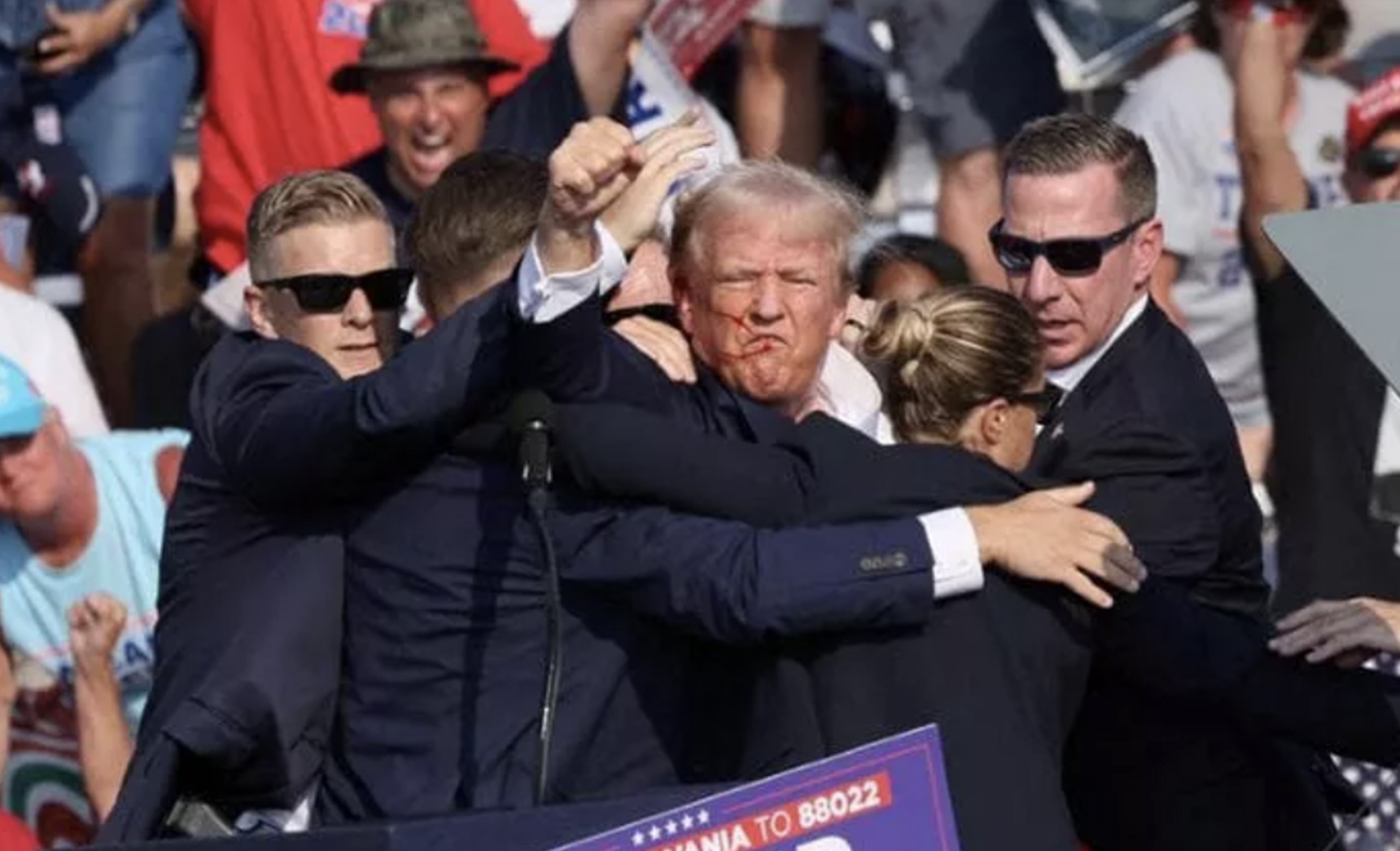 Tra i Maga s’insinua la teoria del complotto: “Falso l’attentato a Donald Trump in Pennsylvania”