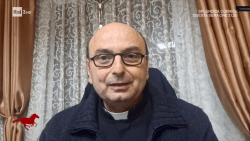 Il brindisi del boia e la carezza del mite. I due volti nella notte di Gaza
