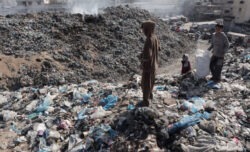 Rifiuti sanitari tra le tende e i mercati di Gaza