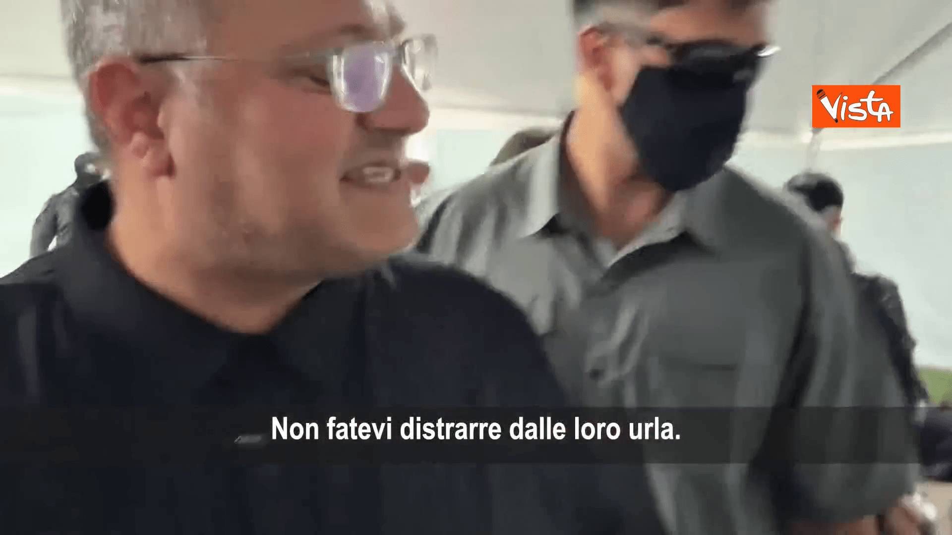 In ginocchio e derisi dal ministro israeliano. Ecco come sono stati accolti in Israele i pacifisti della Flotilla