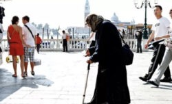 La povertà accelera l’invecchiamento lasciando tracce nel Dna