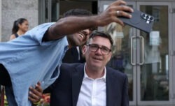 Labour, l’orgoglio ritrovato. Burnham infiamma la base: “Ora stop al neo-liberismo”