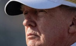 Usa, allarme degli ex 007: “C’è una deriva autoritaria, Trump ha troppo potere”