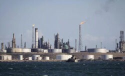 Usa, maxi accordo sul petrolio con il Venezuela. Trump: “A noi 65 miliardi di barili, raddoppiate le riserve”