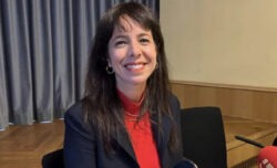 Elif Eralp, chi è l’anticapitalista, musulmana e di origine turca ha portato Berlino a sinistra