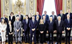 Il governo Meloni si autocelebra ma ecco tutti i flop, dal lavoro ai migranti. Il fact checking