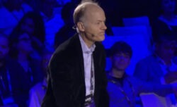 Sebastian Mallaby: “L’AI avrà la sua Chernobyl. Solo allora arriveranno regole più severe”