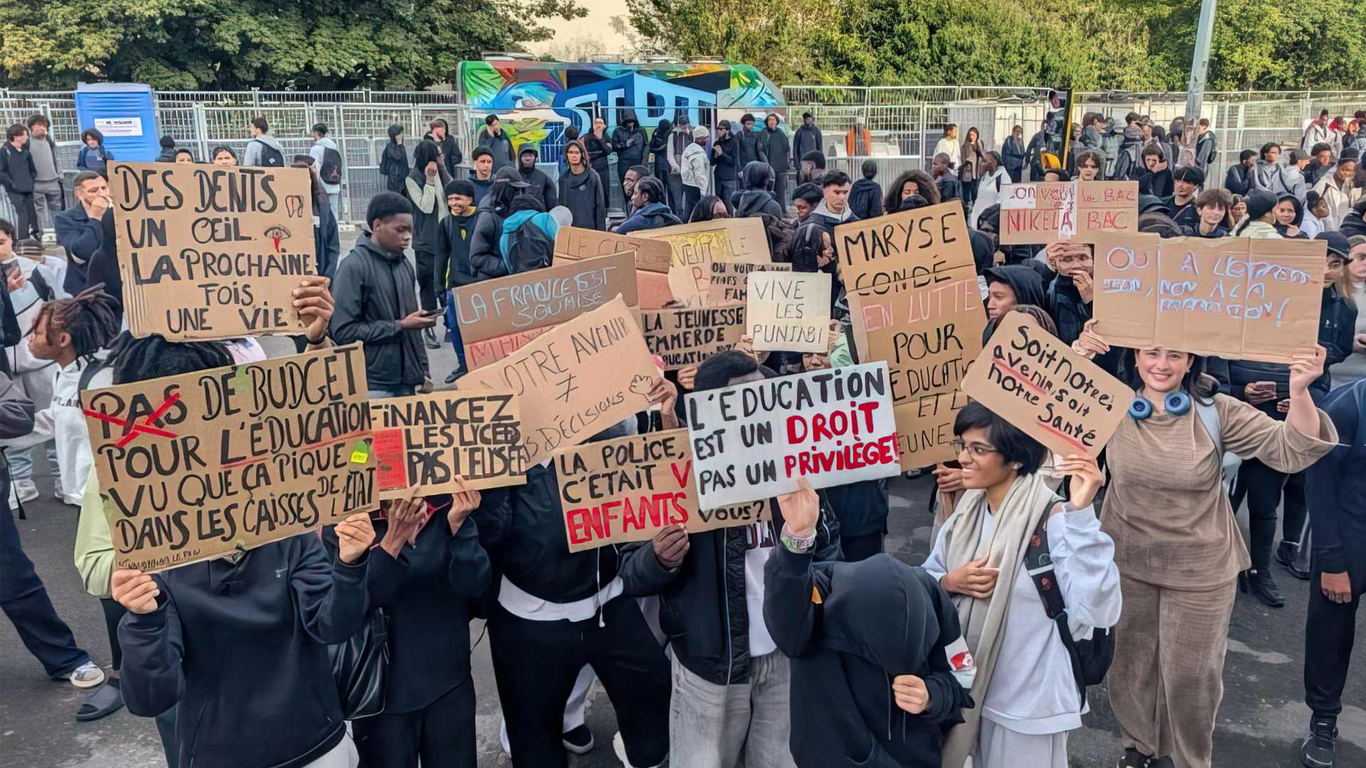 La Fran­cia ‘insou­mise’ della pro­te­sta gio­va­nile
