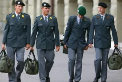 A scuola tutti e tutte in divisa dai quattro ai dieci anni
